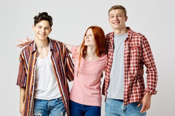 Eine Gruppe lächelnder Teenager